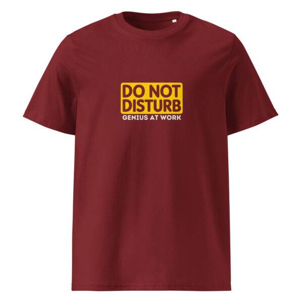 Do not disturb, genius at work t-paita luomu unisex burgundy